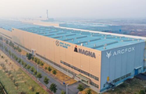 北汽極狐引領新潮 與麥格納聯(lián)合呈現(xiàn) 森林堡壘